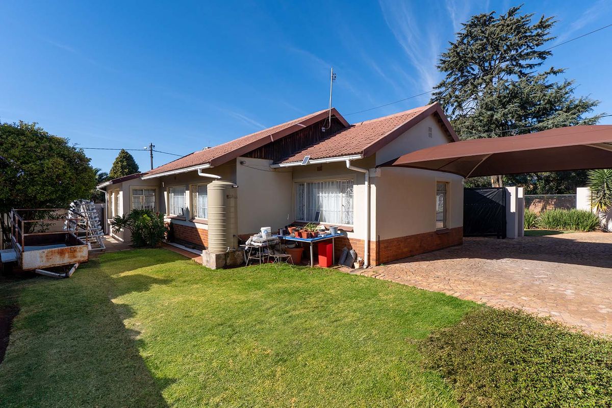 Charming 3-Bedroom Family Home with Income-Generating Bachelor Cottage in Birchleigh - Photo 3