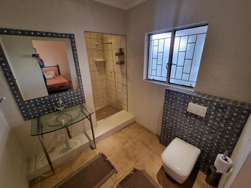 5 Bedroom Freestanding House with Flat 🤩 - Photo 7