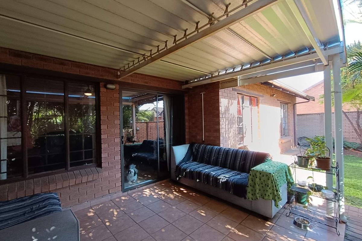PRETORIA EAST - TOWNHOUSE - 2 LIVING AREAS - 3 BEDROOMS - 2 BATHROOMS - Photo 4