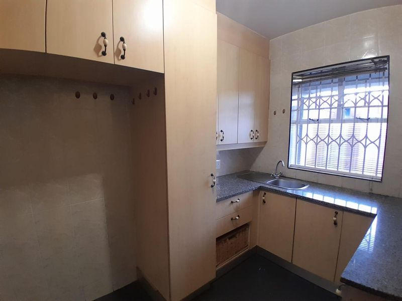 Sunny Top-Floor Apartment in Secure Boomed Waverley Enclave - Photo 6