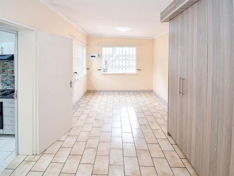 Cozy 1-Bedroom in Secure Lake West - Your New Home Awaits! - Photo 5