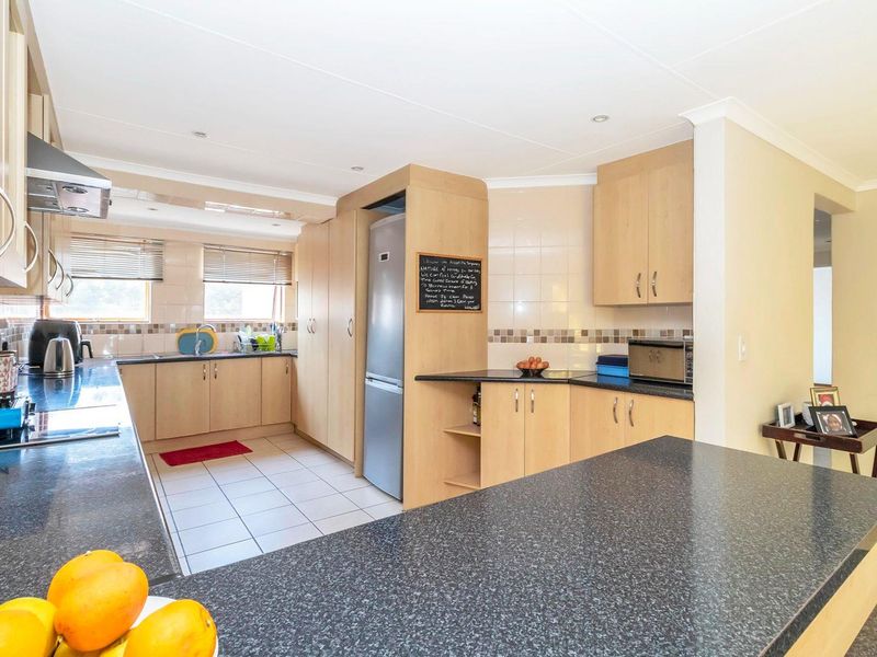 SPACIOUS 3-BEDROOM HOME WITH STUNNING BALCONY VIEWS. - Photo 4