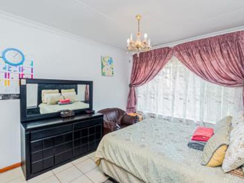 Lovely 3 Bedroom Family Home for Sale - Photo 10