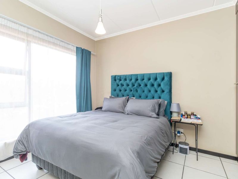 A Steal - One Bed One Full Bath in the heart of Douglasdale - Photo 10