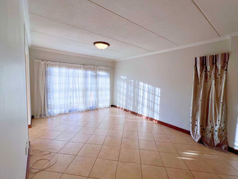 Three bedroom home in secure estate - Photo 7