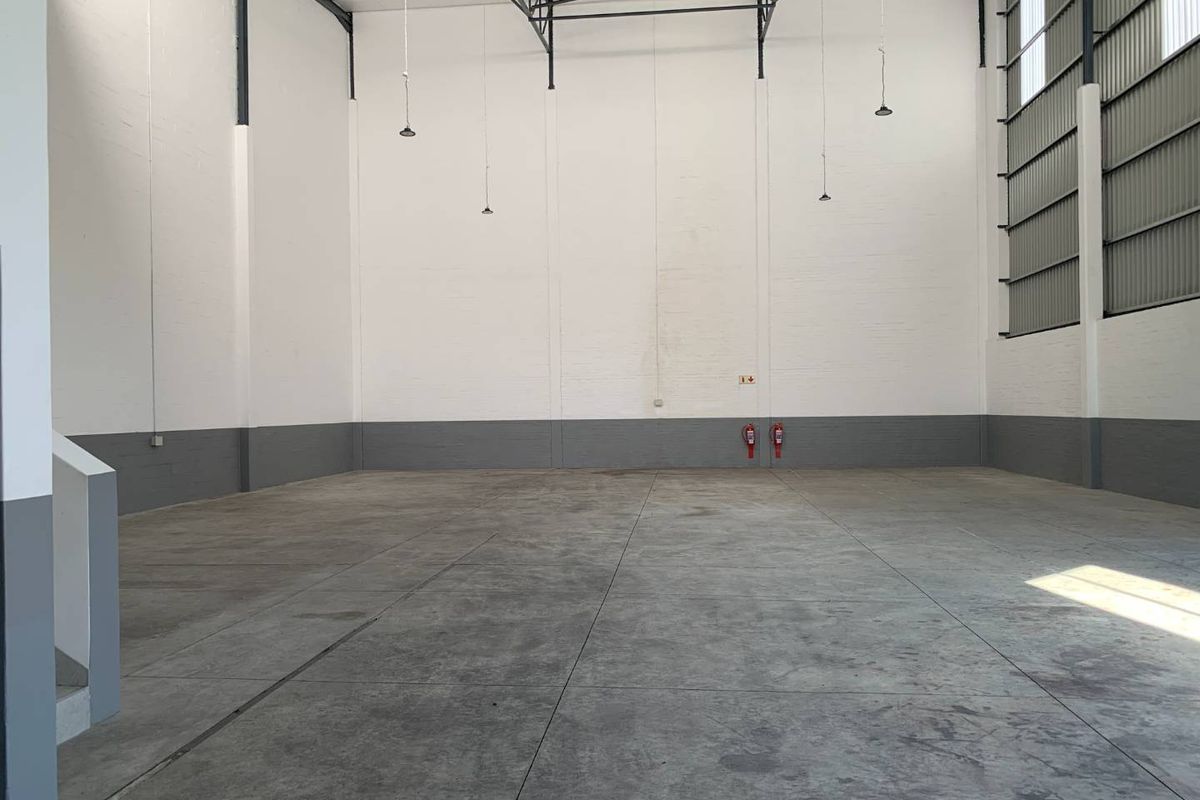 Upmarket Durbanville Warehouse with Modern Offices to Let - Photo 4