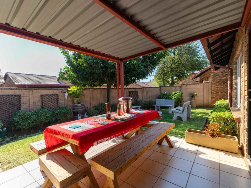Beautiful 3-Bedroom Townhouse with a Stunning Garden - Photo 4
