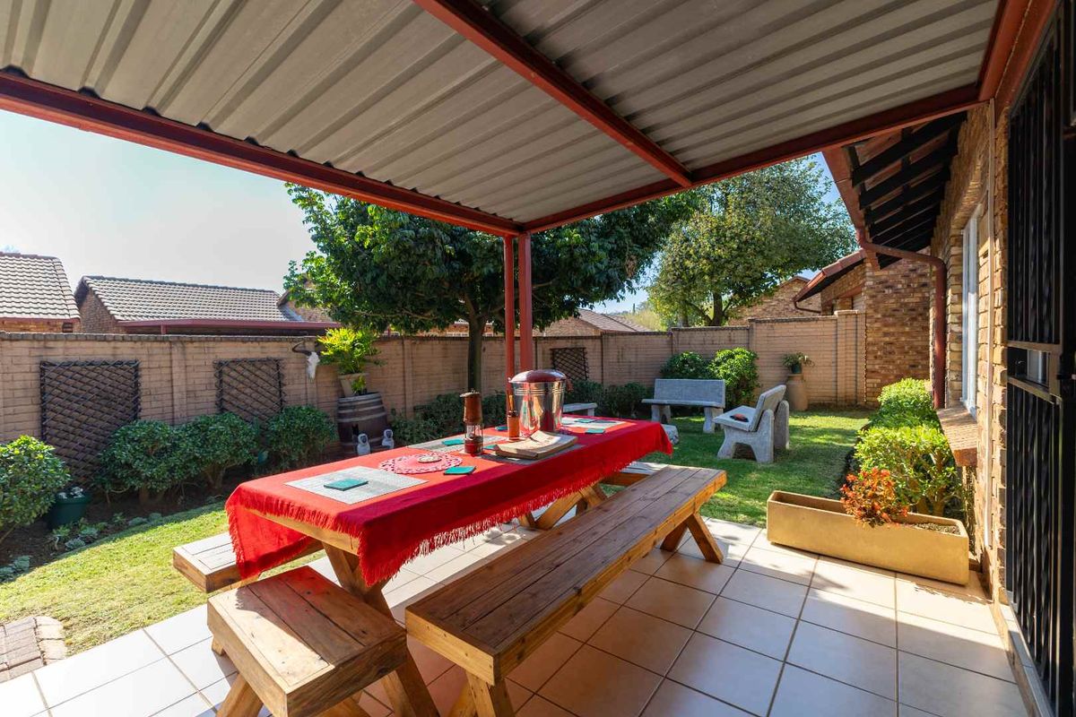 Beautiful 3-Bedroom Townhouse with a Stunning Garden - Photo 4