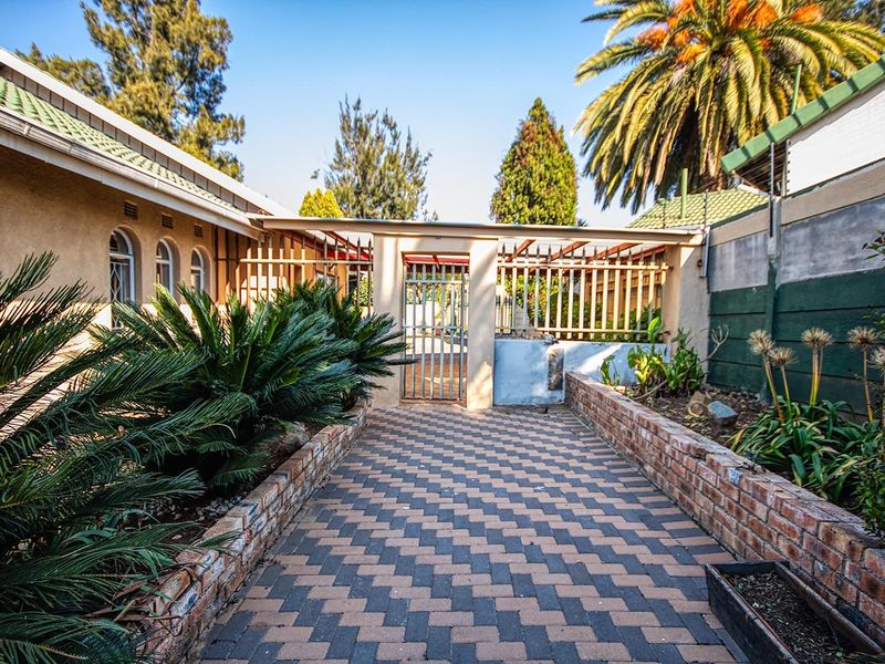 3 Bedroom Brackendowns Family Home, move-in ready! - Photo 1