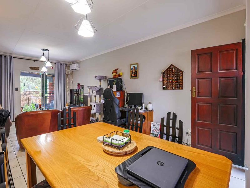 Charming & Modern 2-Bedroom Townhouse - Photo 5