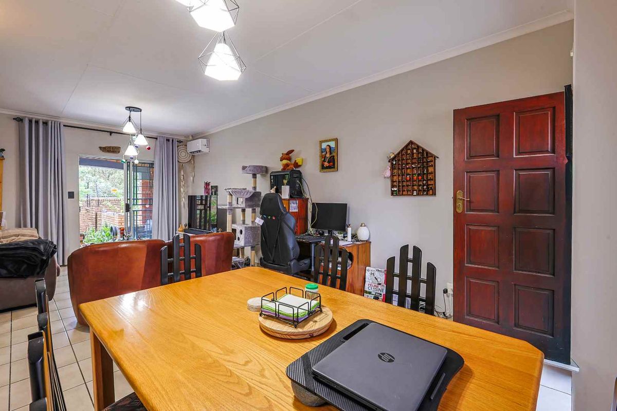 Charming & Modern 2-Bedroom Townhouse - Photo 5