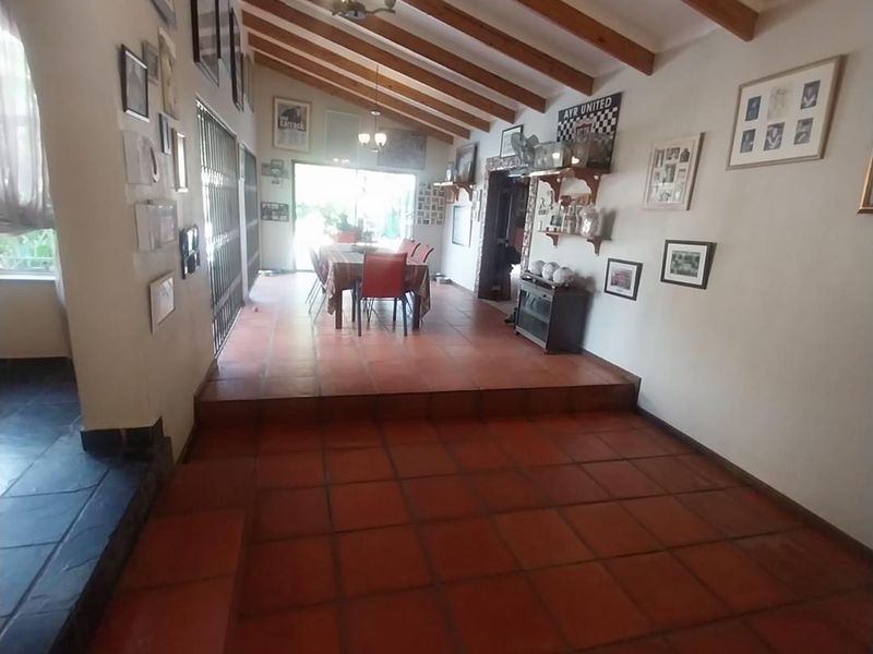 Family-Friendly Luxury: 4 Beds, Pool, & Pet-Ready - Photo 8