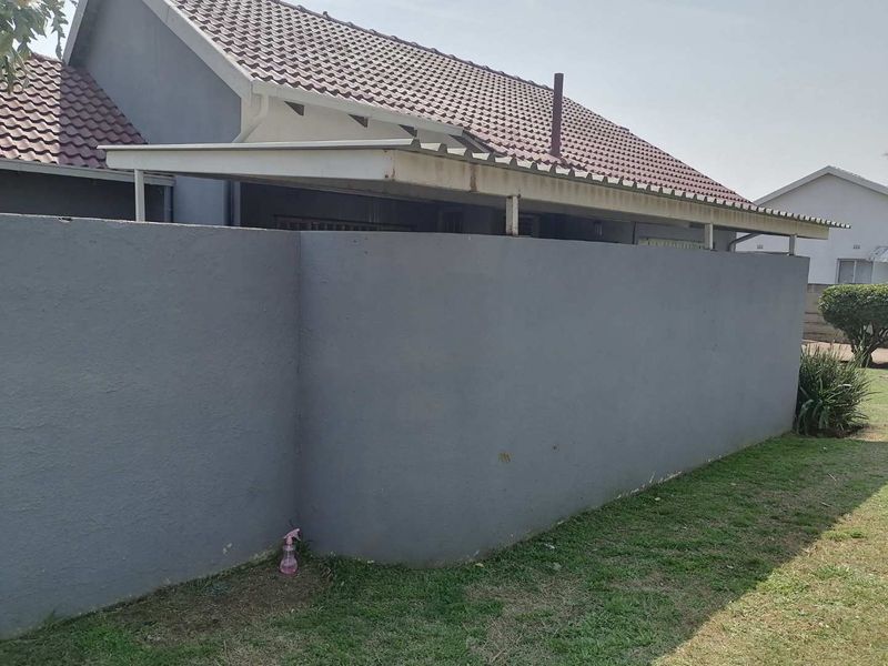 Spacious home with lots of spare land to expand. - Photo 3