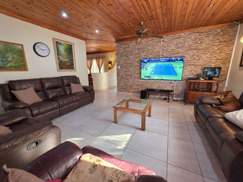 Spacious 4-Bedroom Family Home for Sale in Northdene/ Queensburgh - Photo 6