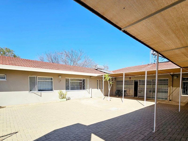 8 Bedroom House For Sale in Pionierspark - Photo 2