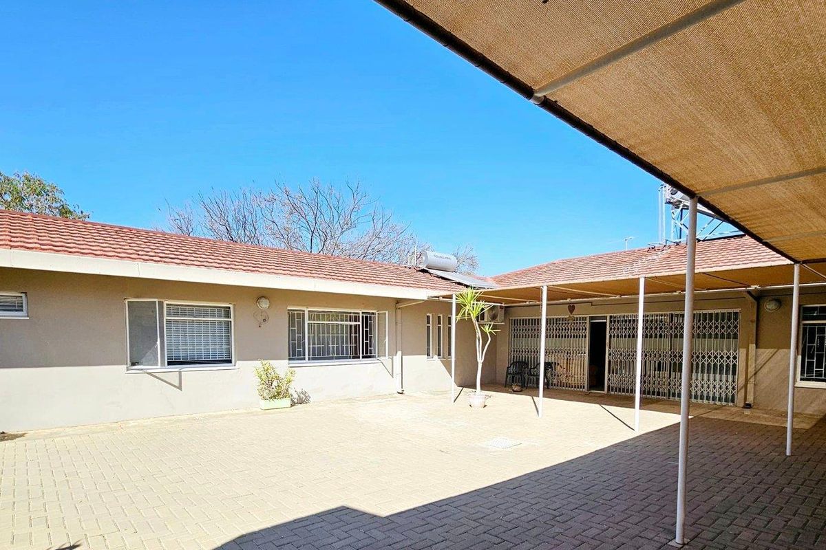 8 Bedroom House For Sale in Pionierspark - Photo 2