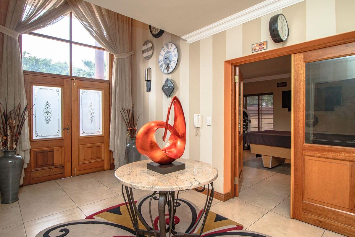 Gorgeous Tuscan style 4 Bedroom home in Lakefield  Benoni - Photo 4