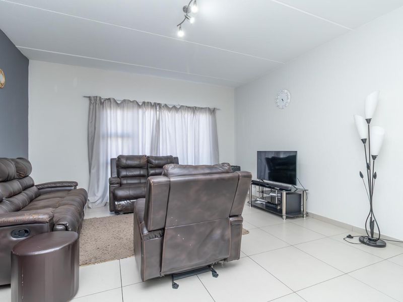 A SPACIOUS APARTMENT IN ISABEL ESTATE AWAITS YOU - Photo 5