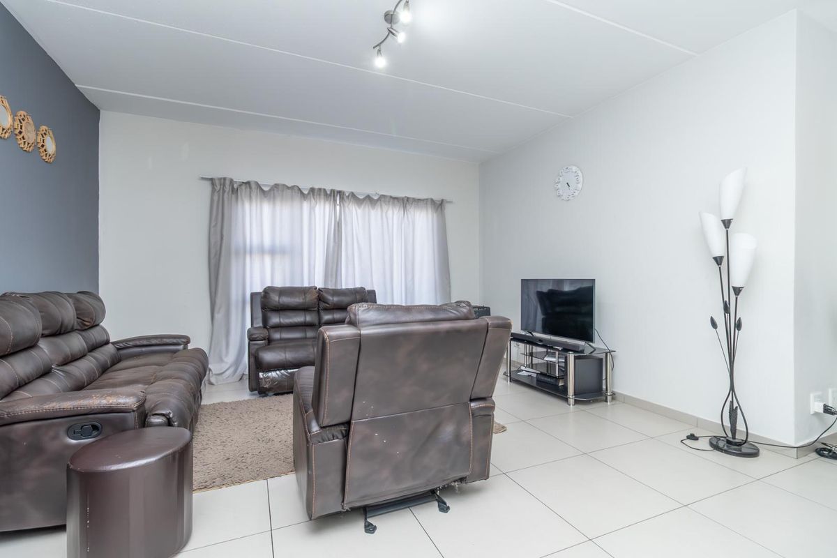 A SPACIOUS APARTMENT IN ISABEL ESTATE AWAITS YOU - Photo 5