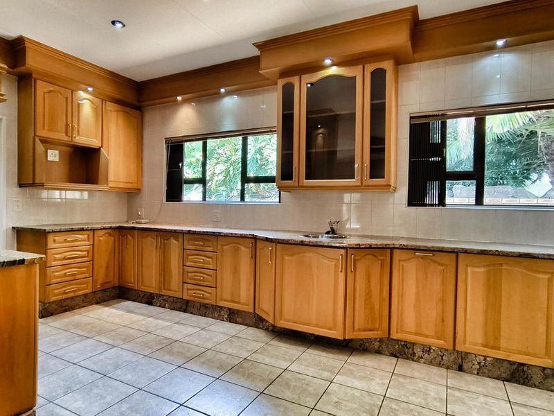 Stunning Spacious Facebrick Beauty - Photo 6