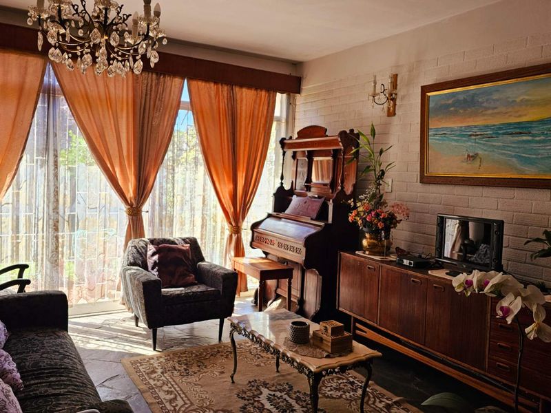 Attention Buyers! Remarkable Mansion with 9 Bedrooms, Countless Luxuries, and Endless Potential! - Photo 4