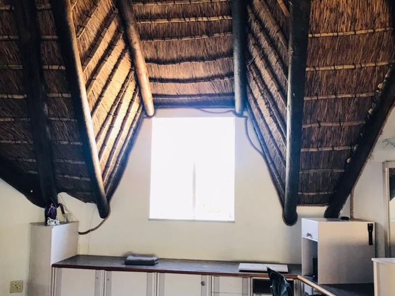 step into this beautiful 4.5 bedroom house available for sale in Hochland Park . Erf size 1451 square meters. N$ 5 million cost exclusive - Photo 2