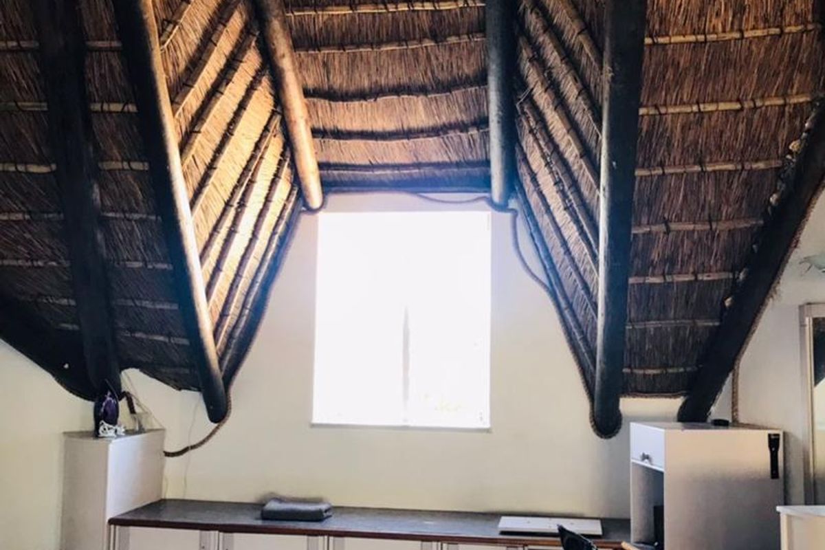 step into this beautiful 4.5 bedroom house available for sale in Hochland Park . Erf size 1451 square meters. N$ 5 million cost exclusive - Photo 2