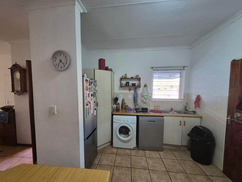 Spacious 3-Bedroom Simplex in Lifestyle Complex - Photo 6
