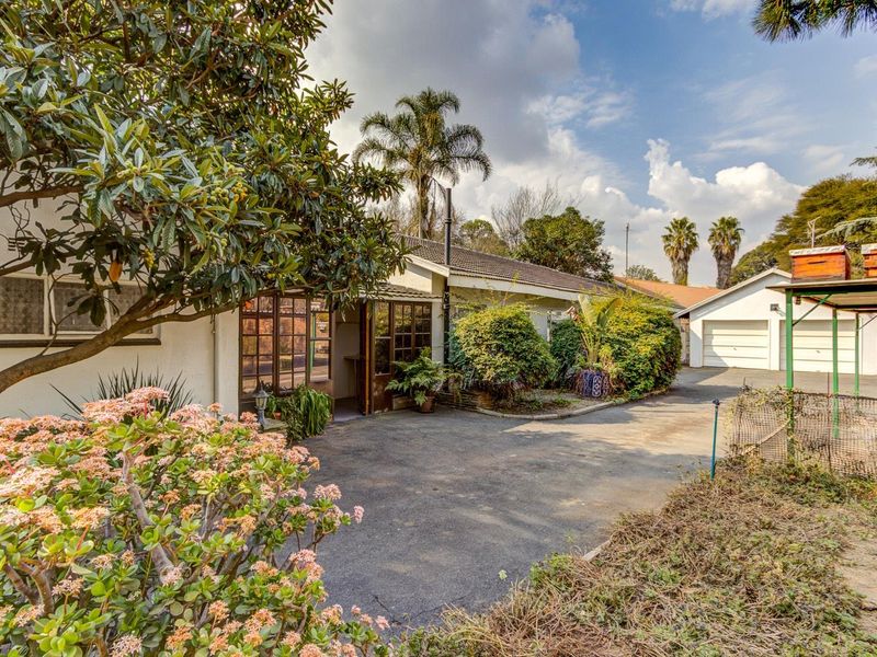 THREE HOMES ON 3548m2 - FAMILY HOMESTEAD OR INVESTMENT FOR RENTAL INCOME! - Photo 3