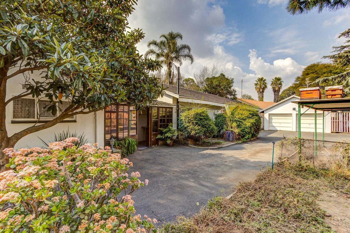 THREE HOMES ON 3548m2 - FAMILY HOMESTEAD OR INVESTMENT FOR RENTAL INCOME! - Photo 3