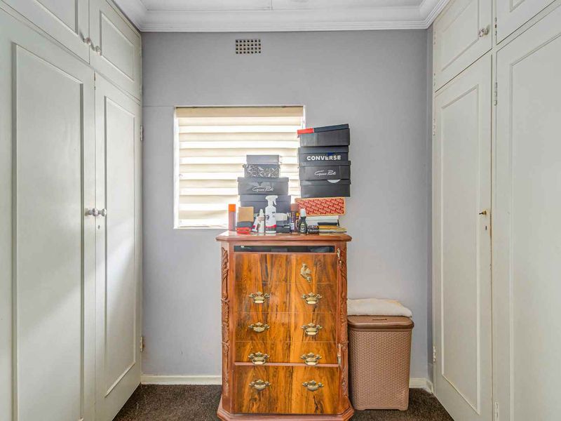 Spacious Family Home with Multiple Living Areas & Excellent Location in Kew - Photo 5