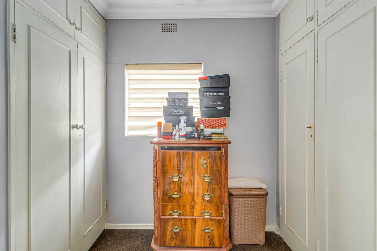 Spacious Family Home with Multiple Living Areas & Excellent Location in Kew - Photo 5