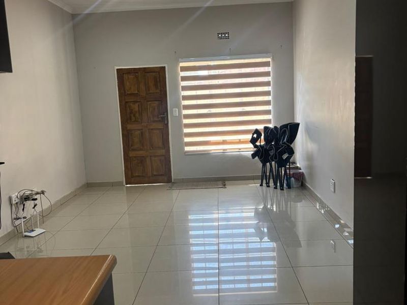 Townhouse Lovely ground level unit 2 Bedrooms - Photo 3
