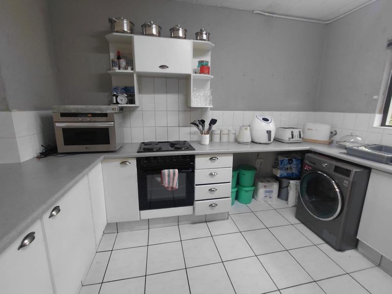 Spacious 3 Bedroomed Townhouse For Sale,  In The Secure Enclosure Of Lakefield - Photo 7