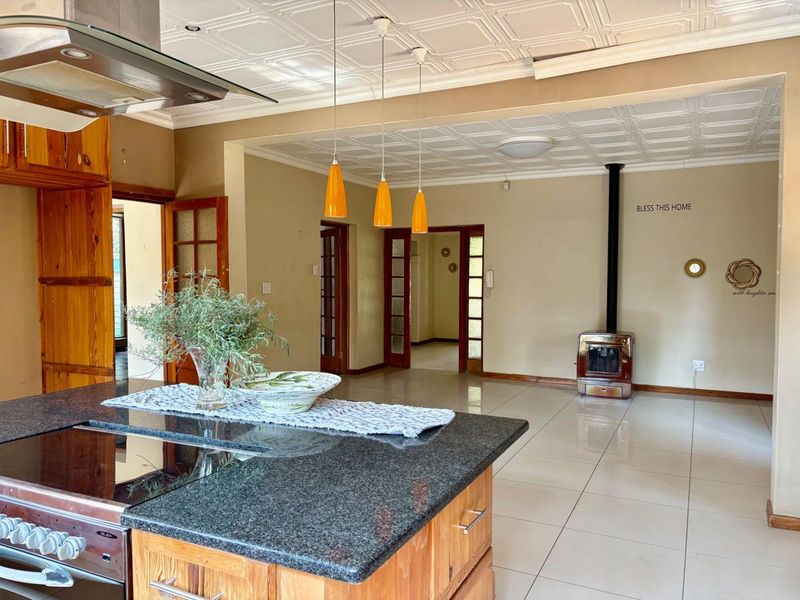 SPACIOUS  FAMILY RETREAT IN THE HEART OF WESTDENE - Photo 7