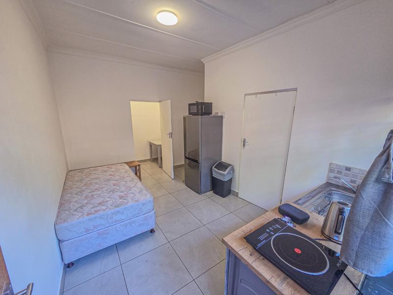 Fully Furnished Bachelor Unit for Rent – Two Blocks from UP Main Campus - Photo 2