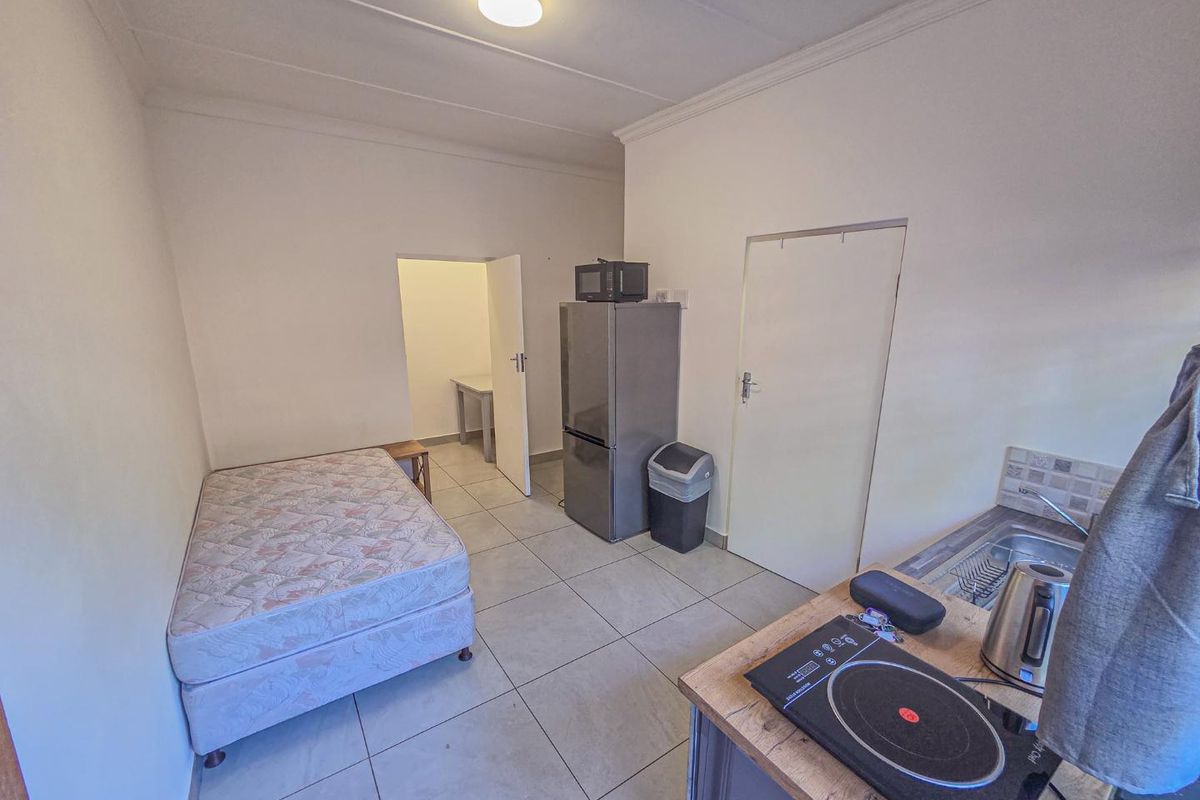 Fully Furnished Bachelor Unit for Rent – Two Blocks from UP Main Campus - Photo 2