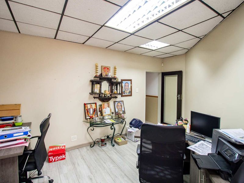 Charming 4-Bedroom Home in a Boomed Area with Sparkling Pool & Modern Kitchen - Photo 7