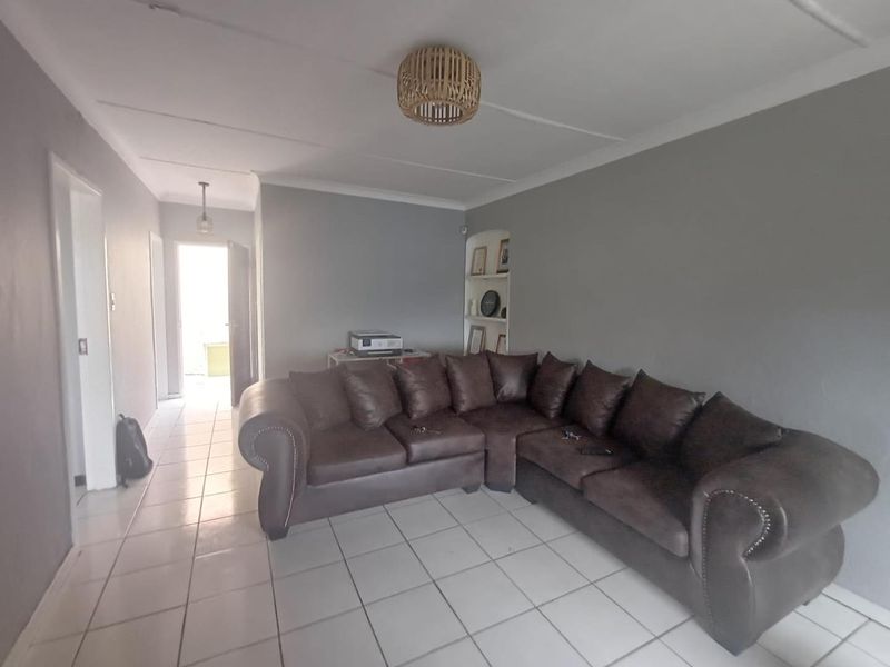 Top-Floor One-Bedroom Apartment with Balcony - Photo 3