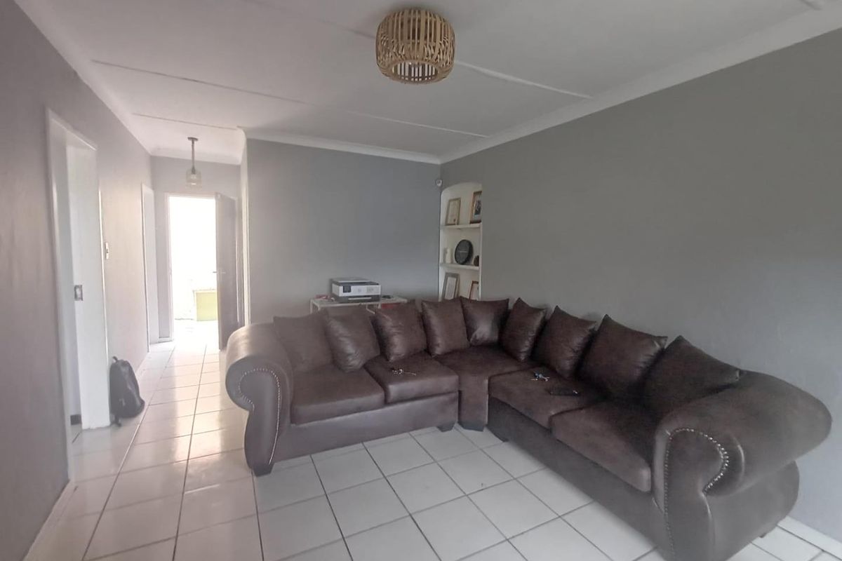 Top-Floor One-Bedroom Apartment with Balcony - Photo 3