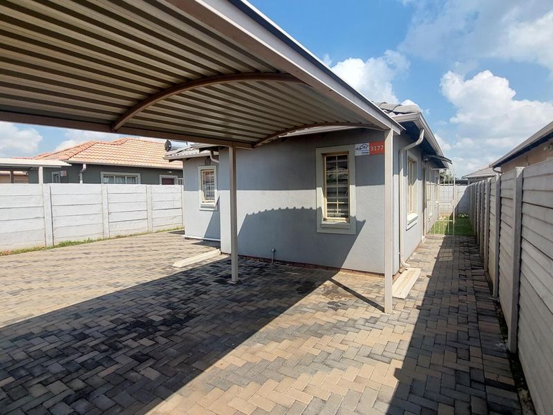 Sky City Living: 3-Bedroom Home with Modern Touches! - Photo 3