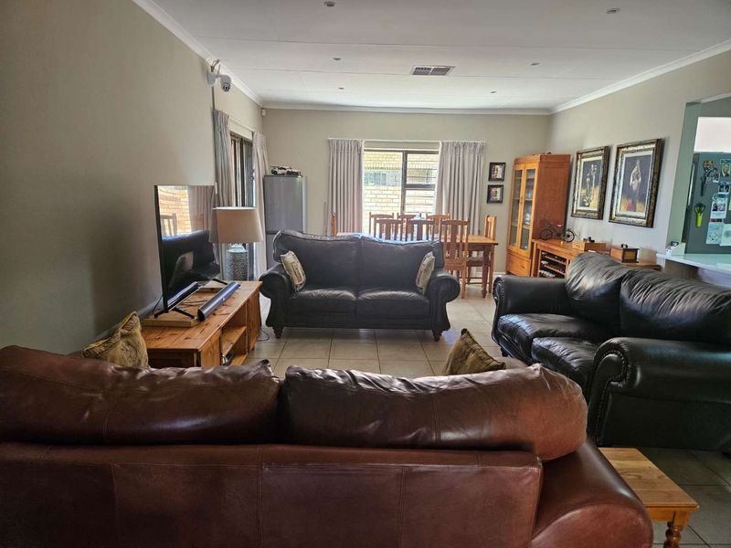 Modern Lock-up and go - Photo 5