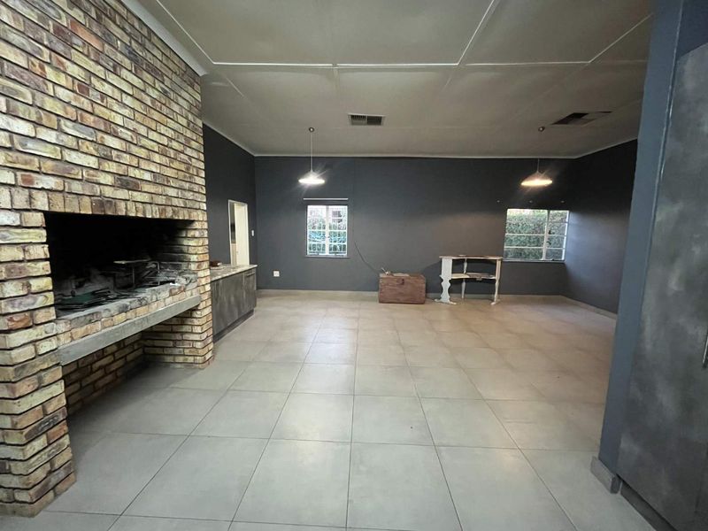 Charming 2-Bedroom Home with 1-Bedroom Flat – Great Investment Opportunity! - Photo 4