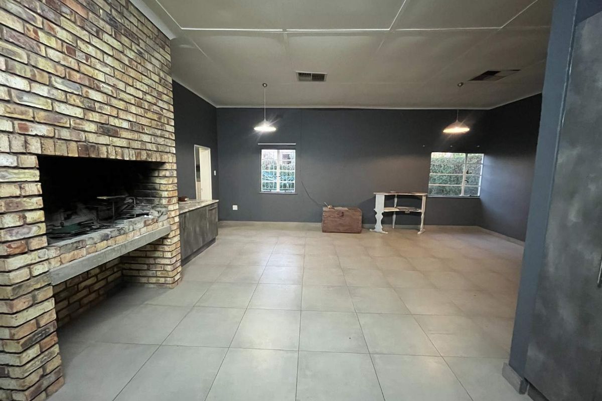 Charming 2-Bedroom Home with 1-Bedroom Flat – Great Investment Opportunity! - Photo 4