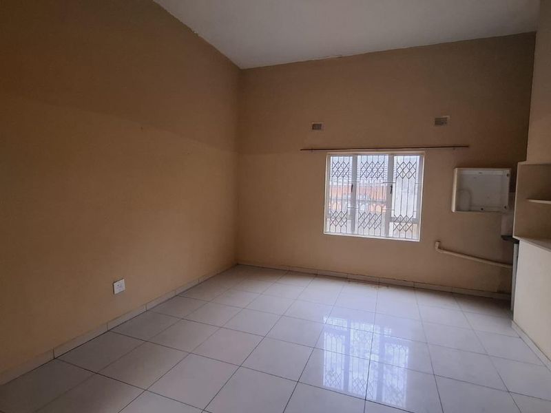 Cozy 3-Bed Home in Shallcross with Flatlet - Your Perfect Suburban Retreat! - Photo 6