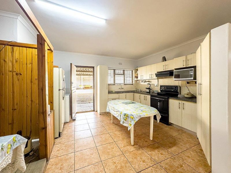 Spacious Family Home with a Separate Flatlet - Photo 8