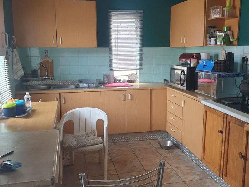 Stunning home with 2 bedroom flatlet in a safe area! - Photo 6