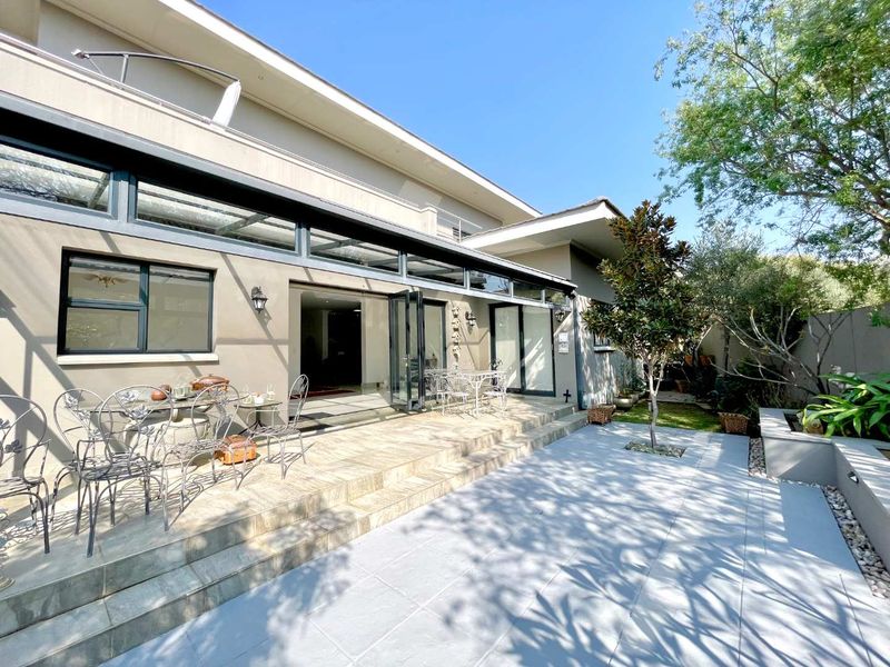 Elegant Family Living in Lombardy Estate – Luxury, Space & Timeless Comfort - Photo 2