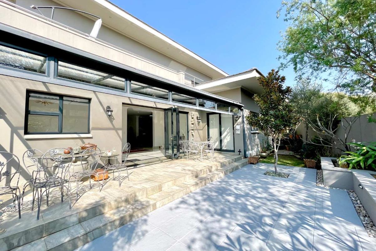 Elegant Family Living in Lombardy Estate – Luxury, Space & Timeless Comfort - Photo 2
