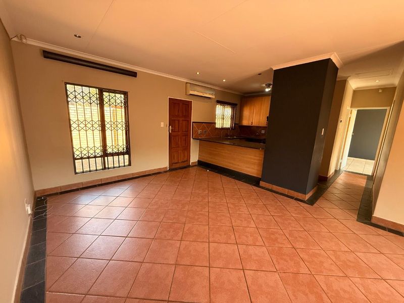 Perfect Lock-Up & Go 2 Bedroom Simplex in a Sought-After Double Security Estate - Photo 8